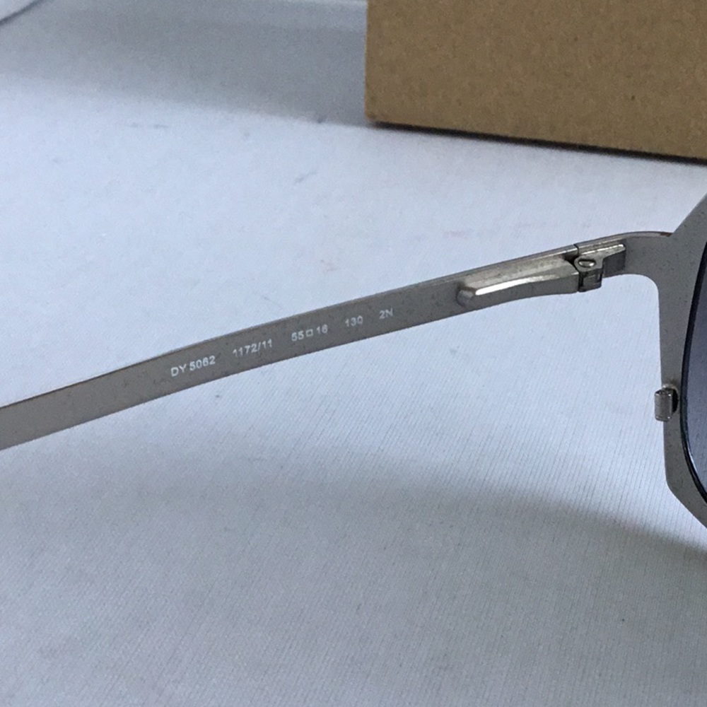 DKNY LADIES SUNGLASSES. - Picture 5 of 7